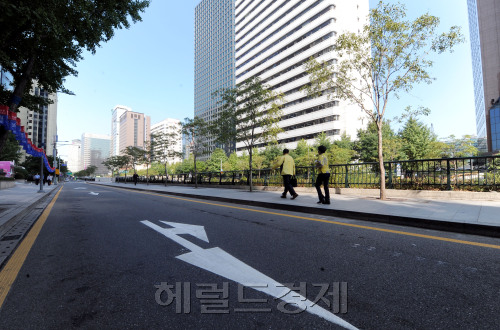 22일 서울시 '승용차 없는 날' 대중교통으로 출근하세요!   22일 서울시는 '승용차 없는 날'을 맞아 청계광장에서 광교사거리까지 교통을 통제하며 '차 없는 거리'를 운영하고 있다./ 안훈기자 rosedale@ 2011.09.22\r\n22일 서울시 '승용차 없는 날' 대중교통으로 출근하세요!   22일 서울시는 '승용차 없는 날'을 맞아 청계광장에서 광교사거리까지 교통을 통제하며 '차 없는 거리'를 운영하고 있다./ 안훈기자 rosedale@ 2011.09.22\r\n22일 서울시 '승용차 없는 날' 대중교통으로 출근하세요!   22일 서울시는 '승용차 없는 날'을 맞아 청계광장에서 광교사거리까지 교통을 통제하며 '차 없는 거리'를 운영하고 있다./ 안훈기자 rosedale@ 2011.09.22\r\n시민들이 승용차 없는 날인 22일 오전 청계천 옆 차도가 시원하게 뚫려있는 길을 걷고 있다. 서울시는 이날 청계광장에서 광교사거리까지 교통을 통제하며 ‘차 없는 거리’를 운영하고 있다. 안훈 기자/rosedale@