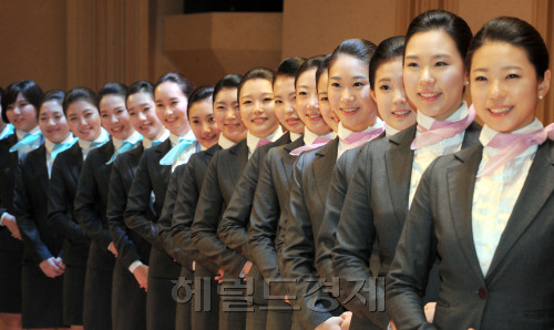 꿈과 희망의 웃음 겨루기  22일 오전 서울 방배동 백석예술대학에서 항공서비스과에서 자라나는 예비 승무원들이 꽃 같은 미소 한마당을 벌이고 있다. 제2회 스마일콘테스트에 참여한 1,2학년 학생들이 환한 미소로 본인들의 매력을 한껏 뽐내고 있다./안훈기자 rosedale@ 2011.09.22\r\n꿈과 희망의 웃음 겨루기  22일 오전 서울 방배동 백석예술대학에서 항공서비스과에서 자라나는 예비 승무원들이 꽃 같은 미소 한마당을 벌이고 있다. 제2회 스마일콘테스트에 참여한 1,2학년 학생들이 환한 미소로 본인들의 매력을 한껏 뽐내고 있다./안훈기자 rosedale@ 2011.09.22\r\n서울 방배동 백석예술대학에서 22일 열린 제2회 예비 승무원 스마일 콘테스트에 참여한 항공서비스학과 1, 2학년 학생들이 환한 미소로 매력을 한껏 뽐내고 있다.  안훈 기자/rosedale@heraldm.com
