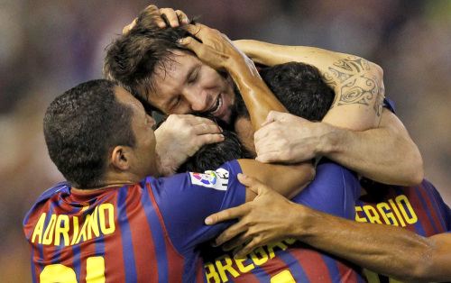 <YONHAP PHOTO-0761> Barcelona's Cesc Fabregas, center back to camera, reacts with fellow team members Lionel Messi from Argentina, center top, Adriano Correia from Brazil, left, Sergio Busquets, right , after Fabregas scoring a goal against Valencia during their La Liga soccer match at Mestalla stadium in Valencia, Spain, on Wednesday, Sept. 21, 2011. (AP Photo/ Alberto Saiz)/2011-09-22 07:27:24/ <저작권자 ⓒ 1980-2011 ㈜연합뉴스. 무단 전재 재배포 금지.>\r\nBarcelona’s Lionel Messi (top) and his teammates celebrate after scoring against Valencia.  AP-Yonhap News
