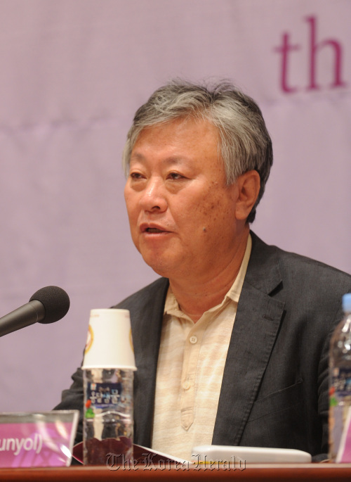 세계번역가대회.<br />이상섭 기자. babtong@heraldm.com\r\nYi Mun-yeol speaks during the 5th International Translator’s Conference held Thursday at the Press Center in central Seoul.   Lee Sang-sub/The Korea Herald
