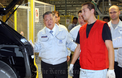 Hyundai Motor chairman Chung Mong-koo (left) encourages an employee during his visit to the company’s Czech factory on Wednesday.                                                \n Hyundai Motor