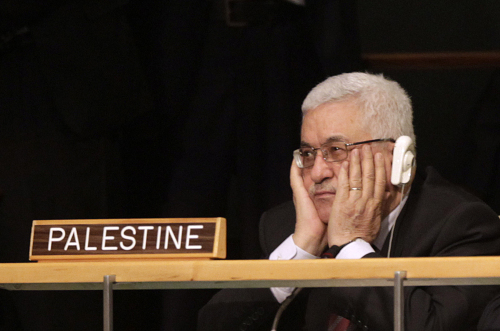 <YONHAP PHOTO-0867> Palestinian President Mahmoud Abbas holds his hands to his face as U.S. President Barack Obama speaks during the 66th session of the General Assembly at United Nations headquarters Wednesday, Sept. 21, 2011. (AP Photo/Seth Wenig)/2011-09-22 08:26:51/ <저작권자 ⓒ 1980-2011 ㈜연합뉴스. 무단 전재 재배포 금지.>\r\nMahmoud Abbas holds his hands to his face during the General Assembly at U.N. headquarters on Wednesday. AP-Yonhap News