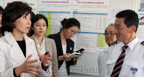 <YONHAP PHOTO-0897> 나경원, 운전기사와 대화 (서울=연합뉴스) 백승렬 기자 = 서울시장 보궐선서 한나라당 후보로 유력한 나경원 최고위원이 22일 새벽 서울시 강서구 개화동 강서공영차고지를 방문, 운전기사와 대화를 나누고 있다. 2011. 9. 22 srbaek@yna.co.kr/2011-09-22 08:50:57/ <저작권자 ⓒ 1980-2011 ㈜연합뉴스. 무단 전재 재배포 금지.>\r\nRep. Na Kyung-won (left) of the Grand National Party talks with a driver in western Seoul on Thursday. \n Yonhap News