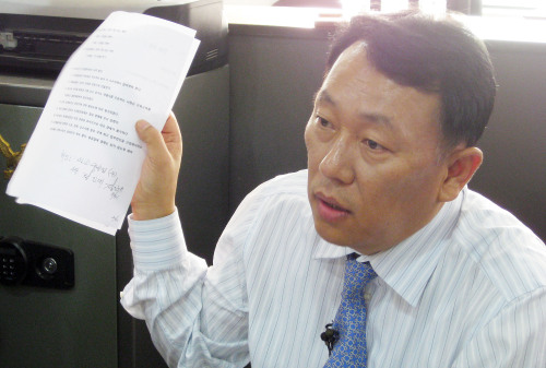 <YONHAP PHOTO-2382> 이국철 SLS그룹 회장 기자회견 (서울=연합뉴스) 김승욱 기자 = 이국철 SLS그룹 회장이 22일 오후 서울 강남구 신사동 사무실에서 기자회견을 갖고 신재민 전 문화체육관광부 차관과 관련한 질문에 답하고 있다. 2011.9.22 kind3@yna.co.kr/2011-09-22 18:09:56/ <저작권자 ⓒ 1980-2011 ㈜연합뉴스. 무단 전재 재배포 금지.>