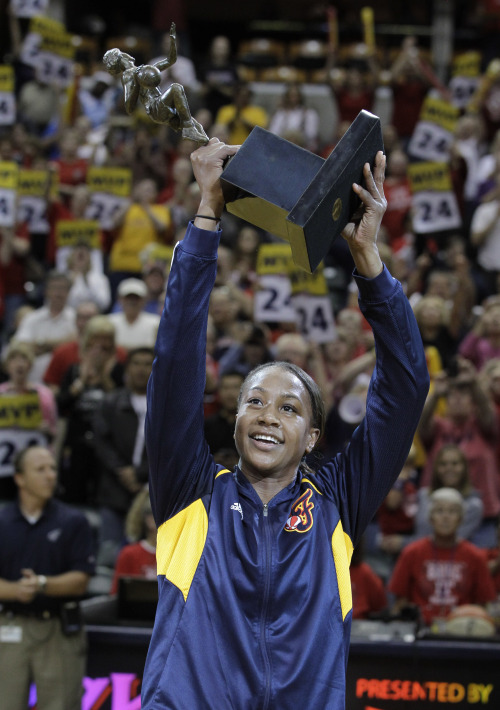 <YONHAP PHOTO-0629> Indiana Fever forward Tamika Catchings holds the WNBA's most valuable player trophy before a WNBA Eastern Conference finals playoff game against the Atlanta Dream in Indianapolis, Thursday, Sept. 22, 2011. (AP Photo/Darron Cummings)/2011-09-23 09:19:36/ <저작권자 ⓒ 1980-2011 ㈜연합뉴스. 무단 전재 재배포 금지.>\r\nTamika Catchings holds the WNBA’s MVP trophy before game in Indianapolis on Thursday. AP-Yonhap News\r\nTamika Catchings holds the WNBA’s MVP trophy before game in Indianapolis on Thursday. AP-Yonhap News