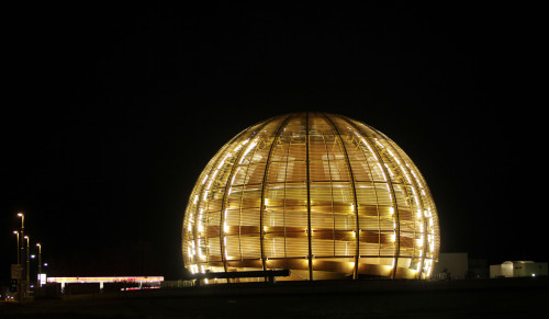 <YONHAP PHOTO-0395> FILE - In this Tuesday, March 30, 2010 file photo, the globe of the European Organization for Nuclear Research, CERN, is illuminated outside Geneva, Switzerland. Scientists at CERN, the world's largest physics lab, say they have clocked subatomic particles, called neutrinos, traveling faster than light, a feat that, if true, would break a fundamental pillar of science, the idea that nothing is supposed to move faster than light, at least according to Albert Einstein's special theory of relativity: The famous E (equals) mc2 equation. That stands for energy equals mass times the speed of light squared. The readings have so astounded researchers that they are asking others to independently verify the measurements before claiming an actual discovery. (AP Photo/Anja Niedringhaus)/2011-09-23 07:14:13/ <저작권자 ⓒ 1980-2011 ㈜연합뉴스. 무단 전재 재배포 금지.>\r\nThe globe of the European Organization for Nuclear Research, CERN, is illuminated outside Geneva, Switzerland. AP-Yonhap News\r\nThe globe of the European Organization for Nuclear Research, CERN, is illuminated outside Geneva, Switzerland. AP-Yonhap News\r\nThe globe of the European Organization for Nuclear Research, CERN, is illuminated outside Geneva, Switzerland. AP-Yonhap News