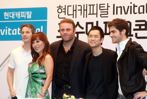 <YONHAP PHOTO-0968> 소프라노 조수미 사단 (서울=연합뉴스) 유용석 기자 = 23일 오전 서울 여의도 현대캐피탈 본사 컨벤션홀에서 열린 조수미 파크콘서트 공식기자회견에서 지휘자 소프라노 조수미, 테너 조셉 칼레아, 지휘자 스티븐 머큐리오(왼쪽부터), 비올리스트 리처드 용재 오닐, 기타리스트 밀로쉬가 포즈를 취하고 있다 2011.9.23 yalbr@yna.co.kr/2011-09-23 11:43:11/ <저작권자 ⓒ 1980-2011 ㈜연합뉴스. 무단 전재 재배포 금지.>\r\nConductor Seven Mercurio (from left), soprano Sumi Jo, tenor Joseph Calleja, violist Richard Yongjae O’Neill and guitarist Milos Karadaglic at a press conference in Seoul, Friday. Yonhap News