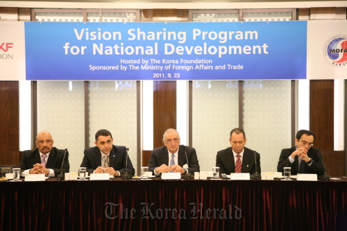 Latin American government officials attend a press conference on the Korea Foundation’s Vision Sharing Program for National Development in Seoul on Friday. From left: Honduran Trade Minister Jose Francisco Zelaya, Honduras’ rural development chief Mario Rene Pineda, El Salvadorian Minister of Agriculture and Livestock Jose Guillermo Lopez Suarez, Senator Ruben Dario Cruz of the Dominican Republic and Diego Vega Cevallos of Ecuador’s National Secretariat for Development and Planning.             Korea Foundation
