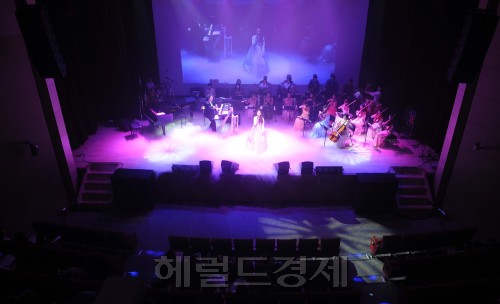 23일 오후 NH아트홀(서대문구소재 농협건물 신관 지하)에서 다문화가정과 농협우수고객등 250여명이 참석한 가운데 NH아트홀 개관 기념콘서트가 열렸다. 이번 공연에서는 SBS예술단, 소프라노 김희정등이 출연하여 관객들의 시선을 사로 잡았다. 금번 개관식에 이어 NH아트홀은 '웃음의대학'과 '늘근도둑이야기'를 개관작으로 선정하여 10월부터 본격적인 공연장 운영을 시작하면서 공연장 홍보에 나설 예정이다.<br />이상섭 기자. babtong@heraldm.com 2011.09.23\r\n23일 오후 NH아트홀(서대문구소재 농협건물 신관 지하)에서 다문화가정과 농협우수고객등 250여명이 참석한 가운데 NH아트홀 개관 기념콘서트가 열렸다. 이번 공연에서는 SBS예술단, 소프라노 김희정등이 출연하여 관객들의 시선을 사로 잡았다. 금번 개관식에 이어 NH아트홀은 '웃음의대학'과 '늘근도둑이야기'를 개관작으로 선정하여 10월부터 본격적인 공연장 운영을 시작하면서 공연장 홍보에 나설 예정이다.\n이상섭 기자. babtong@heraldm.com 2011.09.23