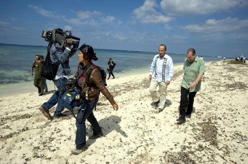 In this image released\r\nby “Mexico: The Royal\r\nTour,” Mexican President\r\nFelipe Calderon and\r\nCBS News travel editor\r\nPeter Greenberg (right)\r\nwalk on the beach in\r\nCozumel, Mexico, while\r\nfilming the “The Royal\r\nTour.” (AP-Yonhap News)
