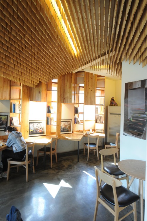 Patrons can study in private at\r\nCafe 129-11. Wood panels hang in\r\narches from the ceiling to help funnel\r\nsound throughout the space.