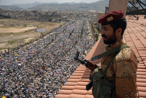<YONHAP PHOTO-0095> A defected soldier stands guard while protestors attend a demonstration demanding the resignation of Yemen's President Ali Abdullah Saleh in Sanaa, Yemen, Friday, Sept. 23, 2011. President Ali Abdullah Saleh made a surprise return to Yemen on Friday after more than three months of medical treatment in Saudi Arabia in a move certain to further enflame battles between forces loyal to him and his opponents that have turned the capital into a war zone. (AP Photo/Mohammed al-Sayaghi)/2011-09-24 01:03:53/ <저작권자 ⓒ 1980-2011 ㈜연합뉴스. 무단 전재 재배포 금지.>\r\nA soldier stands guard while protestors demand the resignation of Ali Abdullah Saleh in Sanaa on Friday. AP-Yonhap News