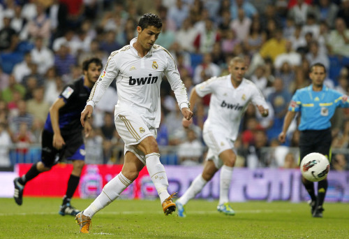 <YONHAP PHOTO-0192> Real Madrid's Cristiano Ronaldo from Portugal scores his third goal during the Spanish La Liga soccer match against Rayo Vallecano at the Santiago Bernabeu stadium in Madrid, Spain, Saturday, Sept. 24, 2011. (AP Photo/Andres Kudacki)/2011-09-25 05:01:31/ <저작권자 ⓒ 1980-2011 ㈜연합뉴스. 무단 전재 재배포 금지.>\r\nReal Madrid’s Cristiano Ronaldo scores his third goal against Rayo Vallecano.  AP-Yonhap News