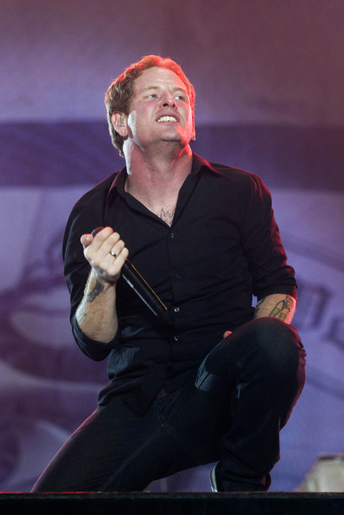 <YONHAP PHOTO-0888> Stone Sour's lead vocalist Corey Taylor performs at the Rock in Rio music festival in Rio de Janeiro, Brazil, Saturday Sept. 24, 2011. The festival, which runs through Oct. 2, includes performances by Katy Perry, Rihanna, Stevie Wonder, Red Hot Chili Peppers, Metallica, Guns N' Roses and Coldplay. (AP Photo/Felipe Dana)/2011-09-25 09:35:03/ <저작권자 ⓒ 1980-2011 ㈜연합뉴스. 무단 전재 재배포 금지.>\r\nStone Sour’s lead vocalist Corey Taylor performs at the Rock in Rio music festival in Rio de Janeiro, Brazil, Saturday.  AP-Yonhap News