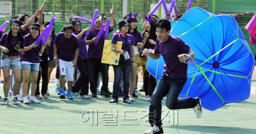 25일 서울 영등포구 대림운동장에서 열린 제1회 서울시 외국인 근로자를 위한 체육대회에서 참가자들이 게임 등을 하며 즐거운 시간을 보내고 있다. 이번 체육대회는 필리핀, 베트남, 중국, 몽골, 네팔 등 400여명이 참가했다.<br />김명섭 기자 msiron@\r\n25일 서울 영등포구 대림운동장에서 열린 제1회 서울시 외국인 근로자를 위한 체육대회에서 참가자들이 게임 등을 하며 즐거운 시간을 보내고 있다. 이번 체육대회는 필리핀, 베트남, 중국, 몽골, 네팔 등 400여명이 참가했다.\n김명섭 기자 msiron@
