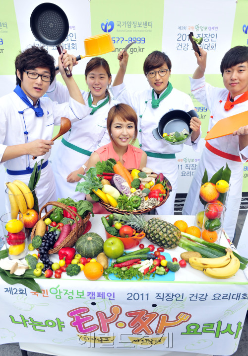 국가암정보센터는 25일 오전 서울 청계광장에서 제2회 국민 암 정보 캠페인 직장인 건강요리대회 '나는야 타짜(타지 않고 짜지 않게)요리사'를 개최해 직장인들에게 암예방과 올바른 식습관을 알리는 자리를 마련했다.<br />김명섭 기자 msiron@\r\n국가암정보센터는 25일 오전 서울 청계광장에서 제2회 국민 암 정보 캠페인 직장인 건강요리대회 '나는야 타짜(타지 않고 짜지 않게)요리사'를 개최해 직장인들에게 암예방과 올바른 식습관을 알리는 자리를 마련했다.\n김명섭 기자 msiron@