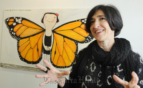 스페인작가 에바알머슨 인터뷰. 박현구 기자phko@heraldm.com 2011.09.23\r\nEva Armisen talks in front of her work “Sometimes I am like a Monarch butterfly” on Friday at KIAF in COEX, southern Seoul.   Park Hyun-koo/The Korea Herald