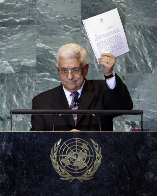 <YONHAP PHOTO-0381> Palestinian President Mahmoud Abbas holds a letter requesting recognition of Palestine as a state as he addresses the 66th session of the United Nations General Assembly, Friday, Sept. 23, 2011 at UN Headquarters. (AP Photo/Richard Drew)/2011-09-24 05:14:14/ <저작권자 ⓒ 1980-2011 ㈜연합뉴스. 무단 전재 재배포 금지.>\r\nMahmoud Abbas holds a letter requesting recognition of Palestine as a state at U.N. Headquarters on Friday. AP-Yonhap News