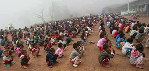 <YONHAP PHOTO-0867> In this Friday, Aug. 19, 2011 photo, Shan schoolchildren chant prayers after a morning flag hoisting at a school in the Shan State Army headquarters of Loi Tai Leng in Myanmar's Shan state. The boys and girls, most of them orphans, study the Shan language which is banned at schools elsewhere in Myanmar. The Shan, along with other minority groups, have been fighting against the Myanmar government for greater autonomy for decades. An upsurge in violence comes amid an unprecedented flood of foreign investment in lucrative dam and pipeline projects, much of it from resource-hungry China. Critics say commercial interests are trumping human rights concerns. The government denies such claims, arguing the nation must develop. (AP Photo/Apichart Weerawong)/2011-09-24 14:07:43/ <저작권자 ⓒ 1980-2011 ㈜연합뉴스. 무단 전재 재배포 금지.>\r\nSchoolchildren chant prayers at a school in the Shan State Army headquarters in Myanmar’s Shan state on Aug. 19. AP-Yonhap News