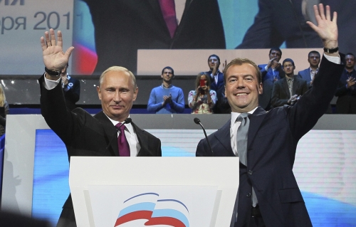 <YONHAP PHOTO-1845> ALTERNATIVE CROP OF MOSB107 Russian President Dmitry Medvedev, right, and Prime Minister Vladimir Putin wave during the United Russia party congress in Moscow, Saturday, Sept. 24, 2011. Russia's dominant political party on Saturday nominated Vladimir Putin for president, almost certainly ensuring his return to the office he held for eight years, and approved Putin's proposal that current president Dmitry Medvedev swap places and become prime minister. (AP Photo/RIA Novosti, Yekaterina Shtukina, Presidential Press Service)/2011-09-24 23:52:26/ <저작권자 ⓒ 1980-2011 ㈜연합뉴스. 무단 전재 재배포 금지.>\r\nVladimir Putin