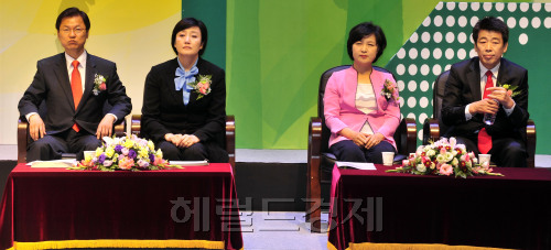 25일 서울 잠실실내체육관에서 열린 10.26보선 민주당 서울시장 후보자 선출을 위한 서울시당 당원대회에서 천정배, 박영선, 추미애, 신계륜 후보자가 연설할 준비를 하고 있다.<br />김명섭 기자 msiron@\r\n25일 서울 잠실실내체육관에서 열린 10.26보선 민주당 서울시장 후보자 선출을 위한 서울시당 당원대회에서 천정배, 박영선, 추미애, 신계륜 후보자가 연설할 준비를 하고 있다.\r\n김명섭 기자 msiron@