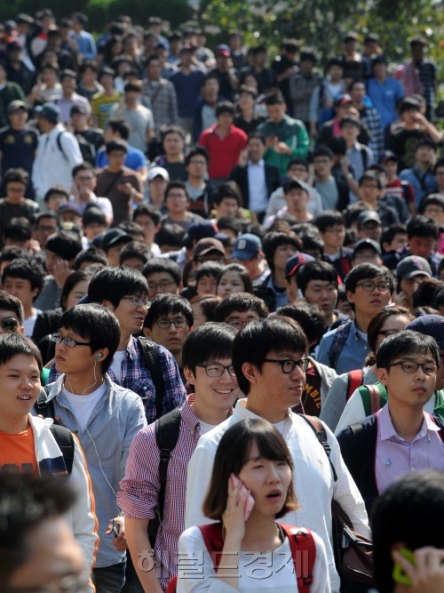 25일 서울 중구 만리동 소재 환일고등학교에서 삼성그룹이 실시한 삼성직무검사인 SSAT를 마친 취업응시생들이 시험을 마치고 학교를 나오고 있다.<br />이상섭 기자. babtong@heraldm.com 2011.09.25\r\n25일 서울 중구 만리동 소재 환일고등학교에서 삼성그룹이 실시한 삼성직무검사인 SSAT를 마친 취업응시생들이 시험을 마치고 학교를 나오고 있다.\n이상섭 기자. babtong@heraldm.com 2011.09.25