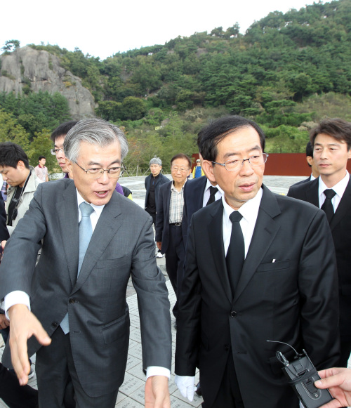 <YONHAP PHOTO-1063> 盧묘역 둘러보는 문재인과 박원순 (김해=연합뉴스) 최병길 기자 = 서울시장 출마를 공식 선언한 박원순(오른쪽) 변호사가 24일 오후 경남 김해 봉하마을 고 노무현 전 대통령 묘역을 노무현재단 문재인 이사장과 함께 둘러보고 있다.2011.9.24 <<지방기사참고>> choi21@yna.co.kr/2011-09-24 16:38:29/ <저작권자 ⓒ 1980-2011 ㈜연합뉴스. 무단 전재 재배포 금지.>\r\nPark Won-soon (right) walks to the grave of former President Roh Moo-hyun in Bongha, South Gyeongsang Province on Saturday, accompanied by Moon Jae-in, chairman of a foundation named after the late leader.  Yonhap News
