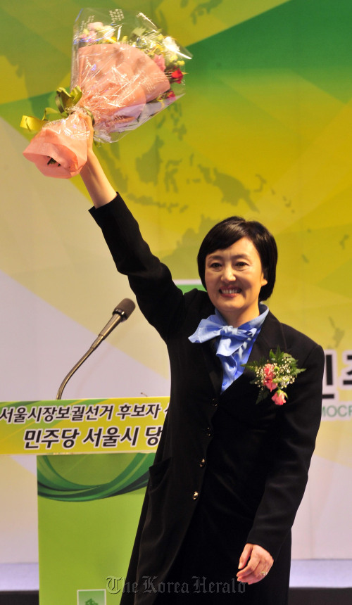 25일 서울 잠실실내체육관에서 열린 10.26보선 민주당 서울시장 후보자 선출을 위한 서울시당 당원대회에서 당선된 박영선 의원이 인사를 하고 있다.<br />김명섭 기자 msiron@\r\nRep. Park Young-sun of the main opposition Democratic Party waves after being elected as its candidate for the Oct. 26 Seoul mayoral by-election in Jamsil Gymnasium in Seoul on Sunday. \r\n Kim Myung-sub/The Korea Herald