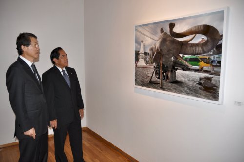 ASEAN-Korea Centre Secretary General Cho Young-jai (left) listens as Indonesian Ambassador Nicholas Dammen discusses the importantce of elephants in many Southeast Asian countries.\r\n(Yoav Cerralbo/The Korea Herald)