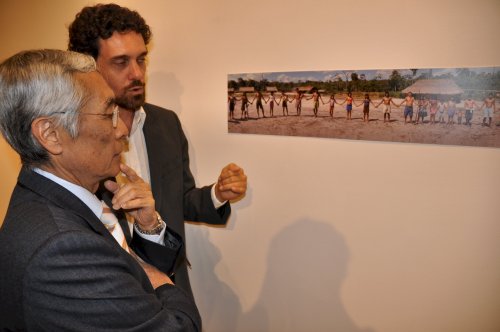 Photographer Joao Paulo Barbosa (right) explains to Brazilian\r\nAmbassador Edmundo Fujita a picture that was purchased by the\r\nSmithsonian Museum in Washington. (Yoav Cerralbo/The Korea Herald)