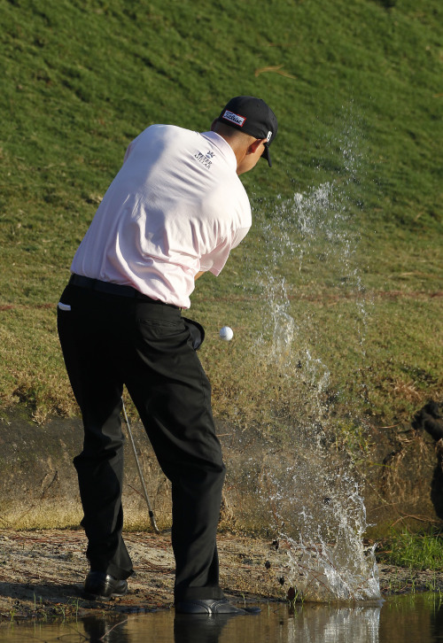 <YONHAP PHOTO-0319> Bill Haas hits from the water on the 17th hole during a playoff against Hunter Mahan in the Tour Championship golf tournament at East Lake Golf Club in Atlanta on Sunday, Sept. 25, 2011. Haas won the tournament on the third playoff hole. (AP Photo/Dave Martin)/2011-09-26 07:58:07/ <저작권자 ⓒ 1980-2011 ㈜연합뉴스. 무단 전재 재배포 금지.>\r\n<YONHAP PHOTO-0319> Bill Haas hits from the water on the 17th hole during a playoff against Hunter Mahan in the Tour Championship golf tournament at East Lake Golf Club in Atlanta on Sunday, Sept. 25, 2011. Haas won the tournament on the third playoff hole. (AP Photo/Dave Martin)/2011-09-26 07:58:07/ <저작권자 ⓒ 1980-2011 ㈜연합뉴스. 무단 전재 재배포 금지.>\r\n<YONHAP PHOTO-0319> Bill Haas hits from the water on the 17th hole during a playoff against Hunter Mahan in the Tour Championship golf tournament at East Lake Golf Club in Atlanta on Sunday, Sept. 25, 2011. Haas won the tournament on the third playoff hole. (AP Photo/Dave Martin)/2011-09-26 07:58:07/ <저작권자 ⓒ 1980-2011 ㈜연합뉴스. 무단 전재 재배포 금지.>\r\n‘운명가른 환상의 워터해저드샷.’  빌 하스가 26일(한국시간) 열린 투어챔피언십 연장 두번째홀인 17번홀에서 워터해저드에 빠진 볼을 그린에 올리고 있다. 이 샷이 핀에 붙어 파를 하면서 하스는 승부를 세번째 홀로 끌고갔고, 결국 우승을 차지했다. \r\n [애틀랜타(미국)=AP연합뉴스