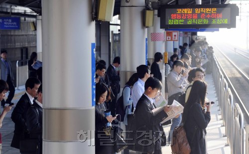 26일 오전 수도권 지하철 경의선이 정전으로 인해 서울로 향하는 상행선인 행신~신촌 구간이 운행하지 못해 출근하는 시민들이 불편으로 겪고 있다. 행신=박해묵 기자/mook@heraldm.com\r\n26일 오전 수도권 지하철 경의선이 정전으로 인해 서울로 향하는 상행선인 행신~신촌 구간이 운행하지 못해 출근하는 시민들이 불편으로 겪고 있다. 행신=박해묵 기자/mook@heraldm.com\r\n26일 오전 수도권 지하철 경의선이 정전으로 인해 서울로 향하는 상행선인 행신~신촌 구간이 운행하지 못해 출근하는 시민들이 불편으로 겪고 있다. 행신=박해묵 기자/mook@heraldm.com
