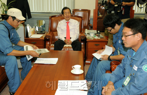 홍준표 한나라당 대표가 26일 오전 국회 당 대표실에서 한진중공업 근로자들과 대화를 하고 있다.양동출dcyang@heraldm.com/110926/\r\n홍준표 한나라당 대표가 26일 오전 국회 당 대표실에서 한진중공업 근로자들과 대화를 나누고 있다. 근로자들은 이 자리에서 홍 대표에게 정리해고 철회를 촉구했다. 양동출 기자/dcyang@heraldm.com