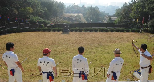26일 오전 서울 종로구 사직동 소재 황학정에서 열린 제1회 전국 활쏘기대회에서 참가자들이 전통 활을 쏘고 있다. 종로구가 주최한 이 대회에서는 전통 활만 사용할 수 있으며, 개인전과 단체전 우수자에게는 장원, 차상, 차하 등의 순으로 부상과 훈련지원금이 지급된다. 이상섭 기자/babtong@