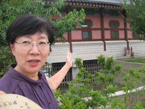 Joanne Kim discusses her passion for traditional Korean culture on the grounds of Gyeongbok Palace in Seoul.   Yonhap News