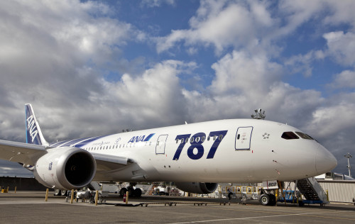 <YONHAP PHOTO-0501> The second Boeing Co. 787 to be delivered to All Nippon Airways (ANA), sits outside the assembly plant in Everett, Wash. on Sunday, Sept. 25, 2011. ANA is the first customer to take delivery of the 787. (AP Photo/John Froschauer)/2011-09-26 10:22:13/ <저작권자 ⓒ 1980-2011 ㈜연합뉴스. 무단 전재 재배포 금지.>\r\nThe second Boeing Co. 787 to be delivered to All Nippon Airways sits outside the assembly plant in Everett, Washington, Sunday. \n  AP-Yonhap News