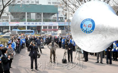 31일 서울 종로 종묘공원앞에서 열린 한 후보의 유세현장.양동출dcyang@heraldm.com/080331/\r\n31일 서울 종로 종묘공원앞에서 열린 한 후보의 유세현장.양동출dcyang@heraldm.com/080331/