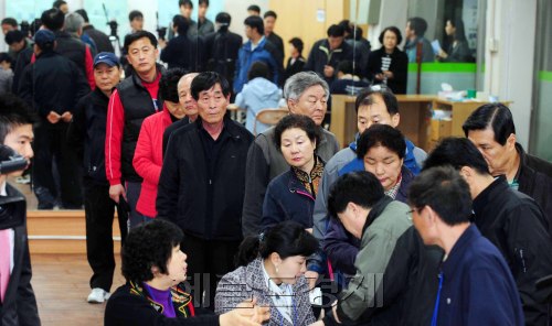 9일 서울 동작구 사당3동 삼성래미안105동 주차장 투표소에서 시민들이 투표를 하고 있다.<br />김명섭기자 msiron@\r\n9일 서울 동작구 사당3동 삼성래미안105동 주차장 투표소에서 시민들이 투표를 하고 있다.\n김명섭기자 msiron@