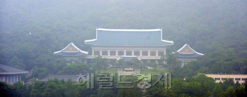 안개에 쌓인 청와대 - 19일 이명박대통령의 대국민담화문 발표를 앞두고 19일 아침 청와대가 안개에 쌓여 있다.  박해묵기자 mook@heraldm.com/2008.06.19\r\n안개에 쌓인 청와대 - 19일 이명박대통령의 대국민담화문 발표를 앞두고 19일 아침 청와대가 안개에 쌓여 있다.  박해묵기자 mook@heraldm.com/2008.06.19