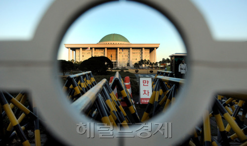 예산안에 발목잡힌 국회. 박현구 기자phko@heraldm.com 2010.11.22\r\n예산안에 발목잡힌 국회. 박현구 기자phko@heraldm.com 2010.11.22