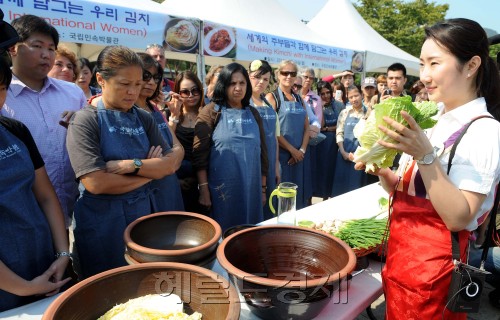 26일 오후 국립민속박물관 앞 광장에서 국내에 거주하고 있는 외국인에게 한국의 대표음식인 김치를 만들고 시식하는 세계의주부와 함께 담그는 우리김치 체험 행사가 열렸다. 작년에 이어 2회째인 이번 행사는 김치라는 한국의 대표적인 은식을 매개로 해, 김치의 우수성과 경쟁력을 알리는 기회가 되는 계기가 될 것이다.<br />이상섭 기자. babtong@heraldm.com 2011.09.26\r\n26일 오후 국립민속박물관 앞 광장에서 국내에 거주하고 있는 외국인에게 한국의 대표음식인 김치를 만들고 시식하는 세계의주부와 함께 담그는 우리김치 체험 행사가 열렸다. 작년에 이어 2회째인 이번 행사는 김치라는 한국의 대표적인 은식을 매개로 해, 김치의 우수성과 경쟁력을 알리는 기회가 되는 계기가 될 것이다.\n이상섭 기자. babtong@heraldm.com 2011.09.26\r\n26일 오후 국립민속박물관 앞 광장에서 국내에 거주하고 있는 외국인에게 한국의 대표음식인 김치를 만들고 시식하는 세계의주부와 함께 담그는 우리김치 체험 행사가 열렸다. 작년에 이어 2회째인 이번 행사는 김치라는 한국의 대표적인 은식을 매개로 해, 김치의 우수성과 경쟁력을 알리는 기회가 되는 계기가 될 것이다.\n이상섭 기자. babtong@heraldm.com 2011.09.26