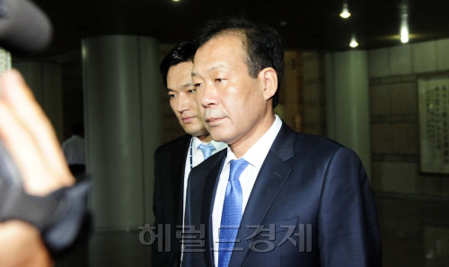 부산저축은행 로비스트 박태규 씨로부터 구명 청탁과 함께 1억대 금품을 받은 <br />의혹이 있는 김두우 전 청와대 홍보수석이 27일 오전 서울 서초동 서울중앙지<br />법으로 영장실질검사를 받기 위해 법정으로 들어서고 있다. 박해묵 기<br />자/mook@heraldm.com\r\n부산저축은행 로비스트 박태규 씨로부터 구명 청탁과 함께 1억대 금품을 받은 \n의혹이 있는 김두우 전 청와대 홍보수석이 27일 오전 서울 서초동 서울중앙지\n법으로 영장실질검사를 받기 위해 법정으로 들어서고 있다. 박해묵 기\n자/mook@heraldm.com\r\n지난해 부산저축은행 로비스트 박태규(구속기소) 씨에게서 골프채와 상품권 및 현금 등 1억원대의 금품을 받고 부산저축은행 퇴출 저지를 위해 영향력을 행사한 혐의를 받고 있는 김두우 전 청와대 홍보수석이 27일 오전 영장실질심사를 받기 위해 서울중앙지방법원에 출석하고 있다. 김 전 수석에 대한 구속영장 발부 여부는 이날 밤 늦게 결정될 예정이다. 박해묵 기자/mook@
