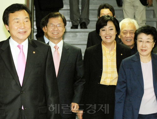 27일 오전 민주당 영등포 당사에서 열린 민주당 서울시장후보 선거대책위 첫 회의에 참석하기 위해 손학규(왼쪽부터) 대표, 천정배 의원, 박영선 후보, 김한길 전 의원, 한명숙 전 총리가 함께 들어서고 있다.양동출dcyang@heraldm.com/110927/\r\n27일 오전 민주당 영등포 당사에서 열린 민주당 서울시장후보 선거대책위 첫 회의에 참석하기 위해 손학규(왼쪽부터) 대표, 천정배 의원, 박영선 후보, 김한길 전 의원, 한명숙 전 총리가 함께 들어서고 있다.양동출dcyang@heraldm.com/110927/\r\n박영선 민주당 서울시장 후보가 27일 오전 민주당 당사에서 열린 선거대책위원회 첫 회의에 참석하기 위해 손학규(왼쪽부터) 대표, 천정배 의원, 김한길 전 의원, 한명숙 전 총리가 함께 들어서고 있다. 양동출 기자/dcyang@