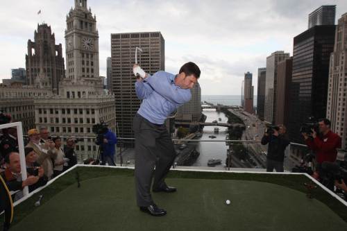 <YONHAP PHOTO-0531> CHICAGO, IL - SEPTEMBER 26: Jose Maria Olazabal, Captain of The European Ryder Cup Team, hits a shot during the Ryder Cup Captains' Charity Golf Shot from the 16th floor of the Trump International Hotel & Tower on September 26, 2011 in Chicago, Illinois. Andrew Redington/Getty Images/AFP== FOR NEWSPAPERS, INTERNET, TELCOS & TELEVISION USE ONLY == /2011-09-27 07:00:20/ <저작권자 ⓒ 1980-2011 ㈜연합뉴스. 무단 전재 재배포 금지.>\r\nEurope captain Jose Maria Olazabal hits a shot during the Ryder Cup Captains’ Charity Golf Shot event from the 16th floor of the Trump International Hotel & Tower in Chicago on Monday.  AFP-Yonhap News