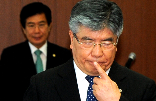 기획재정위원회의 한국은행에 대한 국정감사에서 유럽발 재정위기로 촉발된 국제 금융시장의 불안감 확산에 따른 금융불안에 김중수 한국은행총재가 심각한 표정을 하고 있다. 박현구 기자phko@heraldm.com 2011.09.27\r\n기획재정위원회의 한국은행에 대한 국정감사에서 유럽발 재정위기로 촉발된 국제 금융시장의 불안감 확산에 따른 금융불안에 김중수 한국은행총재가 심각한 표정을 하고 있다. 박현구 기자phko@heraldm.com 2011.09.27\r\n유럽발 재정위기로 국내 금융시장에도 불안감이 확산되는 가운데 기획재정위원회의 한국은행에 대한 국정감사에 나선 김중수 한국은행총재가 심각한 표정을 하고 있다.  박현구 기자phko@heraldm.com