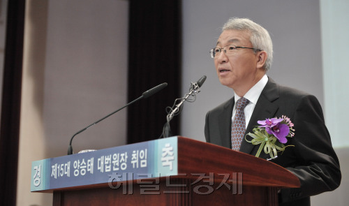 27일 대법원에서 열린 15대 양승태 대법원장 취임식.<br />정희조 기자/checho@heraldm.com 110927\r\n27일 대법원에서 열린 15대 양승태 대법원장 취임식.\n정희조 기자/checho@heraldm.com 110927\r\n양승태 대법원장이 27일 서울 서초동 대법원 청사에서 취임사를 하고 있다.  정희조 기자/checho@heraldm.com