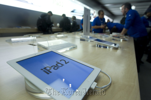 Apple’s iPad 2s sit on display at the flagship retail store in New York.  Bloomberg