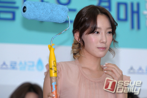 태연 (김태연)(소녀시대) 가수, 뮤지컬배우 / SJW_9110 / <포토뉴스> 롤러 든 태연?