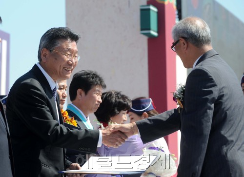 27일 경복궁내 홍례문 앞 특설무대에서 한국관광협회중앙회주관 문화체육관광부주최로 제 38회 관광의날 기념식이 열렸다. 경상남도 관광협회 추상명회장이 최광식 문화체육관광부장관으로부터 석탑산업훈장을 받고 있다.<br />이상섭 기자. babtong@heraldm.com 2011.09.27\r\n27일 경복궁내 홍례문 앞 특설무대에서 한국관광협회중앙회주관 문화체육관광부주최로 제 38회 관광의날 기념식이 열렸다. 경상남도 관광협회 추상명회장이 최광식 문화체육관광부장관으로부터 석탑산업훈장을 받고 있다.\n이상섭 기자. babtong@heraldm.com 2011.09.27