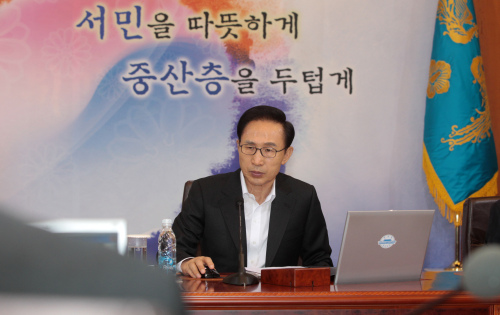 <YONHAP PHOTO-0673> 李대통령, 국무회의 주재 (서울=연합뉴스) 김병만 기자 = 이명박 대통령이 27일 청와대에서 열린 제41회 국무회의에서 참석 장관들을 바라보며 보고를 받고 있다. 2011.9.27 kimb01@yna.co.kr/2011-09-27 09:24:46/ <저작권자 ⓒ 1980-2011 ㈜연합뉴스. 무단 전재 재배포 금지.>\r\nPresident Lee Myung-bak listens to reports by ministers at the weekly Cabinet meeting in Cheong Wa Dae on Tuesday. Yonhap News